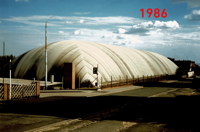 1973 wurde das Bad mit einer Traglufthalle geschlossen und wetterunabhängig. Zwei Jahre nach diesem Foto aus 1986 wurde die Traglufthalle wieder entfernt und hier ein neues modernes und geschlossenes Badezentrum Negenborn für freizeitliche wie sportliche Zwecke errichtet