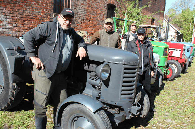 Lutz Harnack aus Frellstedt (l.) mit seinem Bührer-Oldtimer