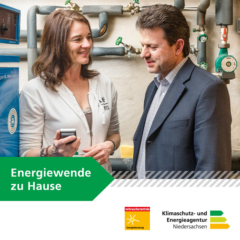 Ein Frau und ein Mann in einem Heizungskeller beim Gespräch zum Thema Energieeinsparungen