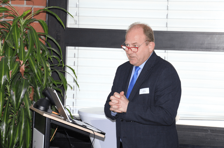 Landrat Gerhard Radeck begrüßt die Gäste und leitet ind das Forum ein, Foto: Landkreis Helmstedt