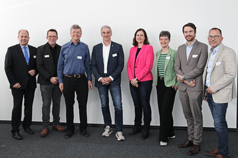 Die Gastgeber und Referenten des zweiten Erneuerbare Energien Forums (v. l.): Gerhard Radeck, Fabian Degen, Prof. Dr. Joachim Kuck, Ralf Sygusch, Martina Schulz-Zentner, Dr. Sarah Kajari-Schröder, Benedikt Deuchtert, Thomas Klein, Foto: Landkreis Helmstedt