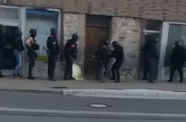 Ein Großaufgebot der Polizei verschaffte sich gewaltsam Zutritt zum Gebäude in der Stobenstraße