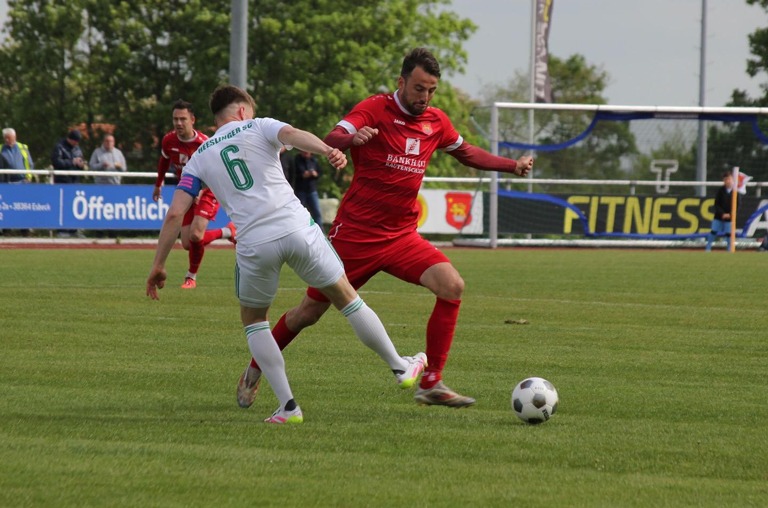 Christian Beck lässt seinen Heeslinger Gegenspieler ins Leere laufen. Das Heimspiel am 4. Mai endete 1:1.