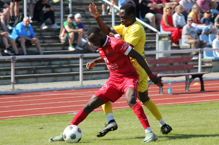 FSV-Linksaußen Ousman Touray behauptet den Ball gegen einen Wilhelshavener Gegenspieler. Die Partie am 1. Mai endete mit einem klaren 3:0-Sieg für die Schöninger.