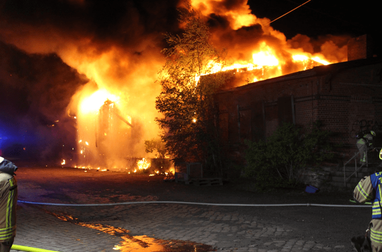 Leerstehende Lagerhalle in Vollbrand