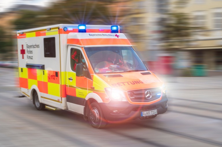 ein Krankenwagen Ast zu einem Unfall