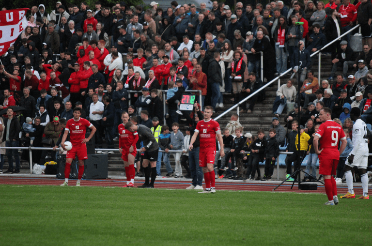 In der 88-. Minute verlässt Ousman TOuray unter Applaus der Fans den Platz – für ihn kommt Tom-Luca Winter in die Partie