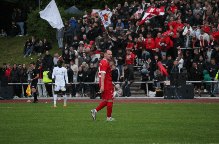 Federico Palacios von der FSV vor der beeindruckenden Kulisse beim Heim-Relegationsspiel gegen Heider SV