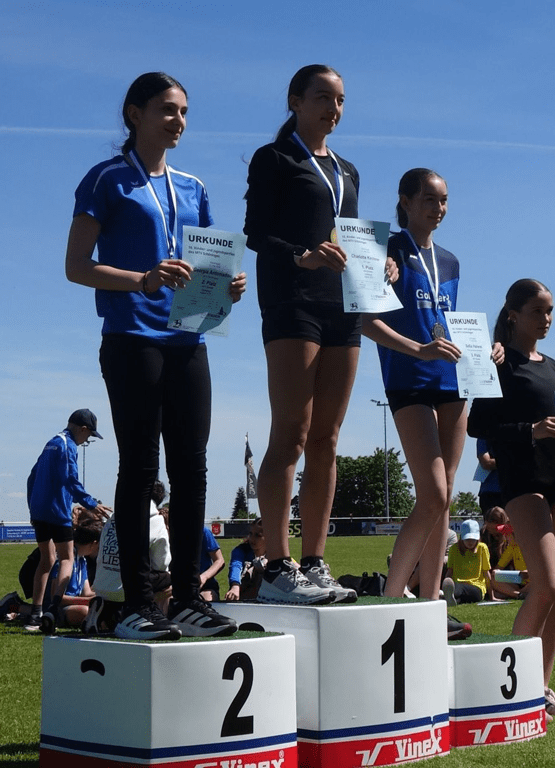 Die Überreichung der Urkunden bei den Mädchen in der Altersklasse 15 Jahre, 1. Platz: Charlotte Kirchner, 2. Platz: Georgia Antoniadou, 3. Platz: Sofia Halwas