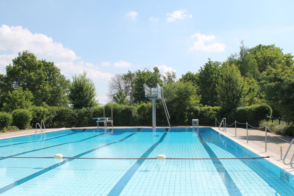 Im Dettumer Freibad startet die neue Saison am 17. Mai 2025. Die Becken sind hergerichtet für die feierliche Einweihung.