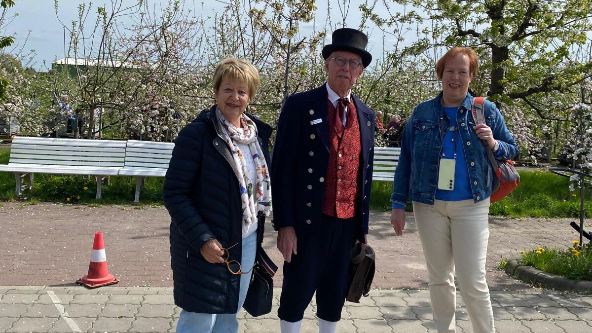 Kitty Sievers (links) und Jutta Diederich nahmen an der Führung mit Gästeführer Rolf-Dietrich Wahlen teil.