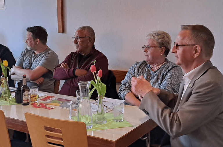 Dirk Neumann lauschte gemeinsam mit allen Gästen den positiven Ausführungen der Redner