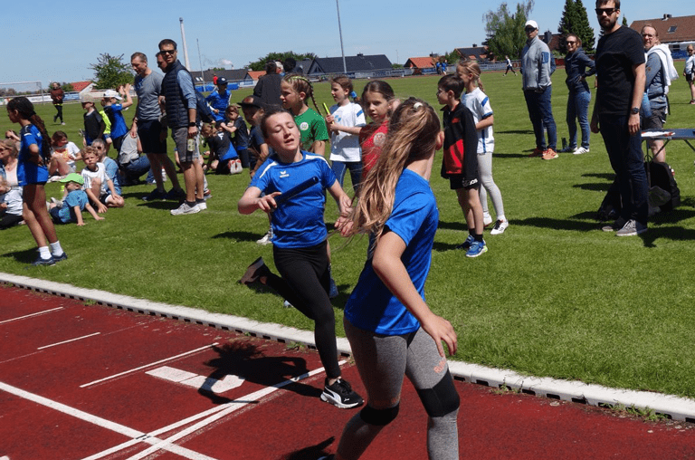 Mira und Emma bei der Staffelstabübergabe in der 3x800m-Distanz