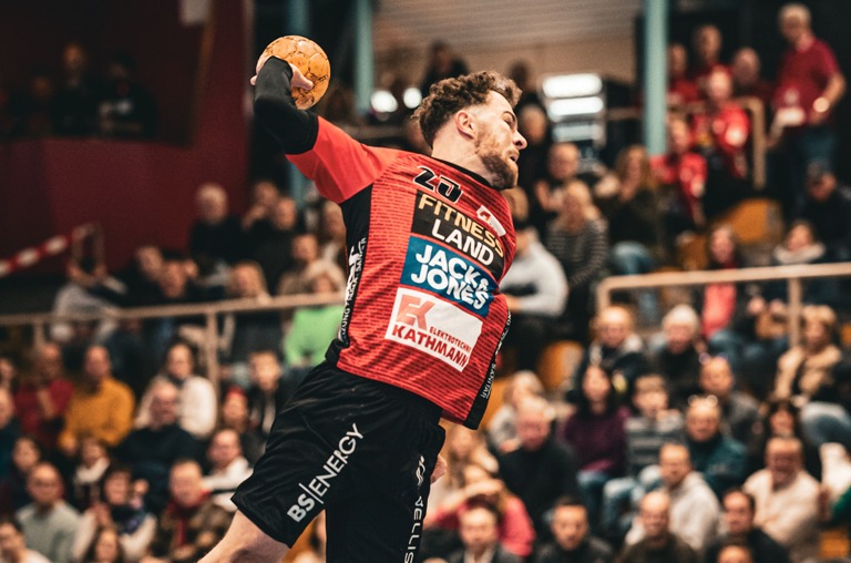 Linksaußen Bela Pieles beim Sprungwurf in der Playoff-Partie in Würzburg in der vergangenen Saison. Gegen Emsdetten erzielte der 26-Jährige sieben Treffer. Foto: Lando Reinberger