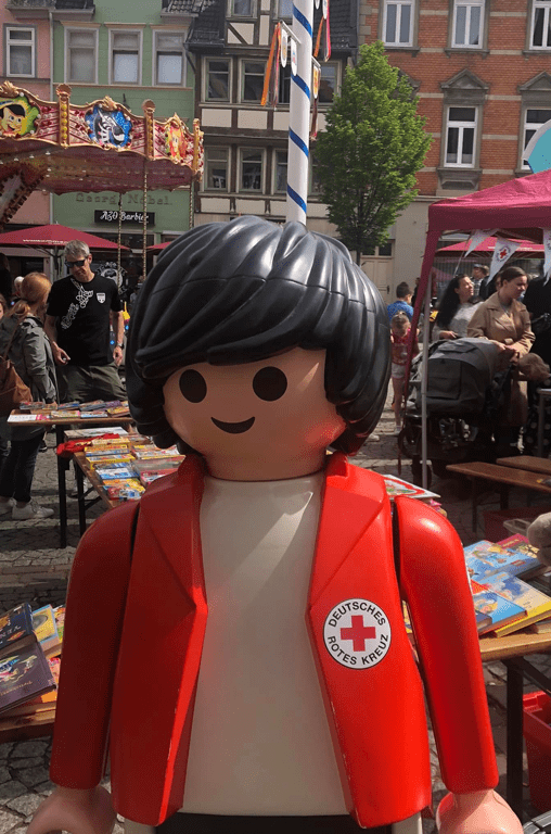 Eine DRK-Playmobil-Figur auf dem Kindertag in Helmstedt