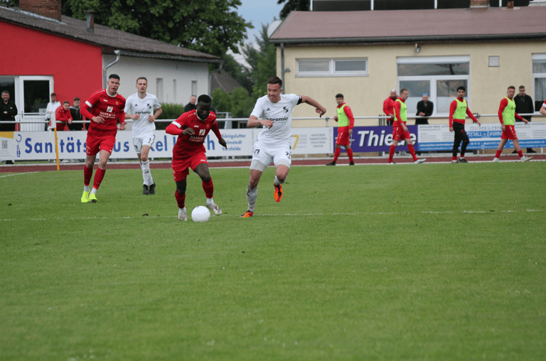 1:0-Torschütze Shamsu Mansaray zieht seinem Gegenspieler, Heider-SV-Kapitän Jonah Gieseler, mit dem Ball davon