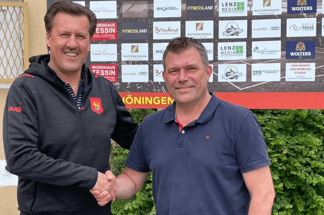 Karsten Kräcker begrüßt Christian Benbennek bei der FSV