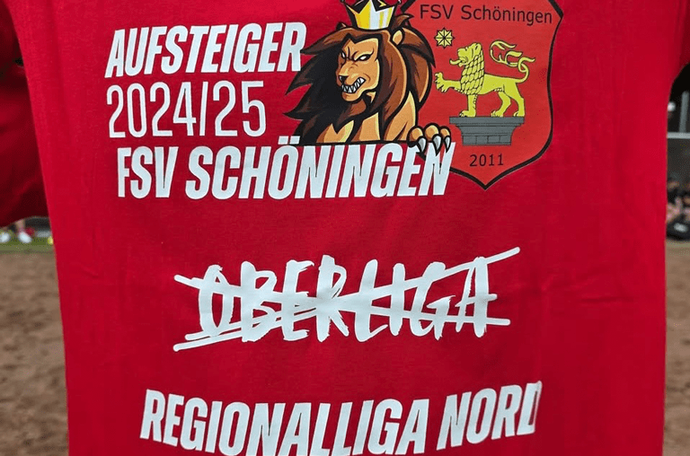 Karsten Kräcker begrüßt Christian Benbennek bei der FSV