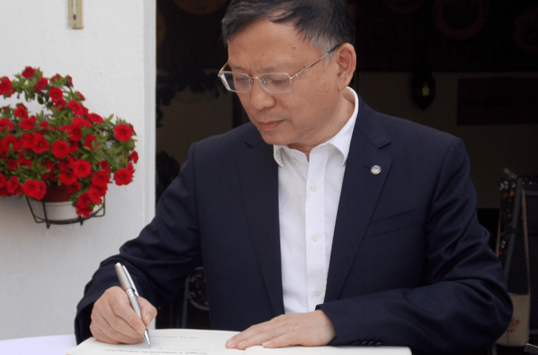 Universitätsleiter Prof. FANG Shouen beim Eintrag in das Goldene Buch