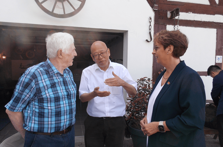 Klaus Singelmann, Prof. Li Keping und Bürgermeisterin Andrea Föniger (v. l.)