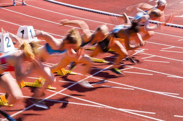 Junge Nachwuchs-Leichathleten in der Startphase beim Sprint