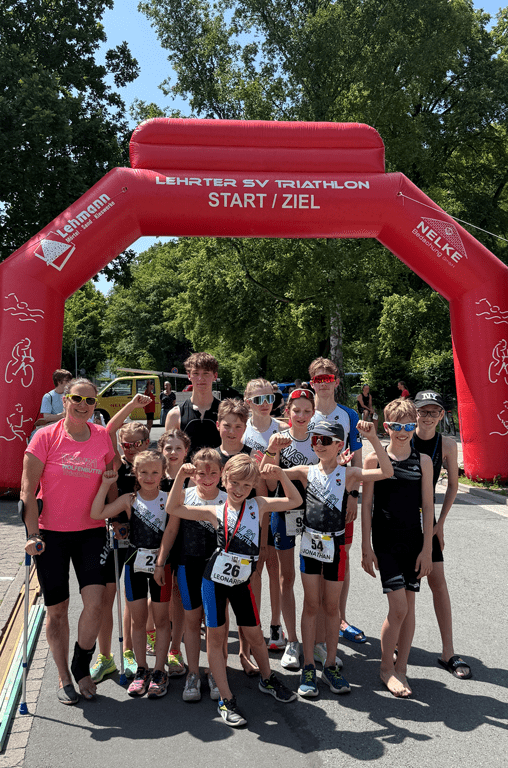 Die Teilnehmer des WSV 21 posieren beim Lehrter Schülertriathlon vor dem Start-/Zielbereich