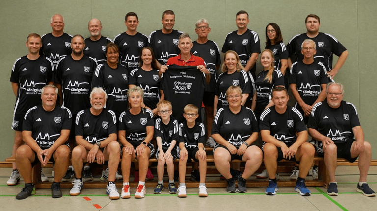 Neue Trikots für das Erste Jahr als Spielgemeinschaft: (hintere Reihe von links): Hinten links: Thomas Kersting, Armin Kraus, Dirk Wegner, Dirk Hofschneider, Heinz-Dieter Heidenreich, Tobias Langenheine, Uschi Quast, Danny Hofschneider (mittlere Reihe von links): Thomas Huth, Mirco Erhardt. Stephanie Lennemann, Bianca Schmult, Gunter Bosk, Nicole Anders, Nina Niemann, Ulf Hesker (vordere Reihe von links): MichaelSchlie, Jörg Schwoch, Anke Czogel, Janne Kietzmann, Jona Schlie, Heike Duska, Andreas Wurch, Wolfgang Pietschker / Nicht im Bild: Dirk Friehe, Thorsten Knape, Kurt Löhner