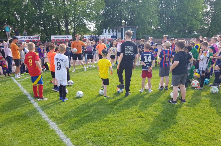 Zahlreiche Kinder begeisterte der Fußballakrobat Jannik Freestyle bei seinem Workshop auf dem TSV-Fußballplatz