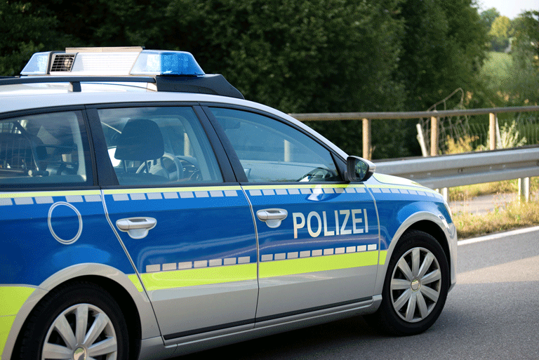 In Wolfenbüttel übersah eine Autofahrerin einen Eine Pkw-Fahrerin floh in Helmstedt vom Unfallort, nachdem sie diesen verursacht hatte. Sie war während ihrer Unfallflucht auch betrunken gefahren.