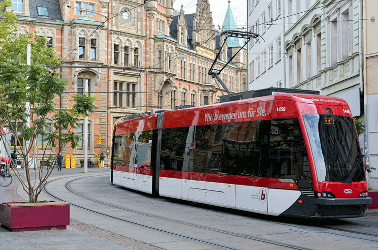 In Braunschweig-Stöckheim ist eine Straßenbahn von den Gleisen abgekommen. Ohne klassischen Verkehrsunfall ermittelt die Polizei.