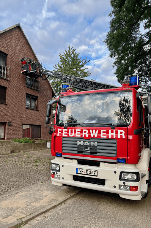 Die Feuerwehrleute verschaffen sich Zugang zum seitlichen Fenster mittels Drehleiter und Schleifkorb