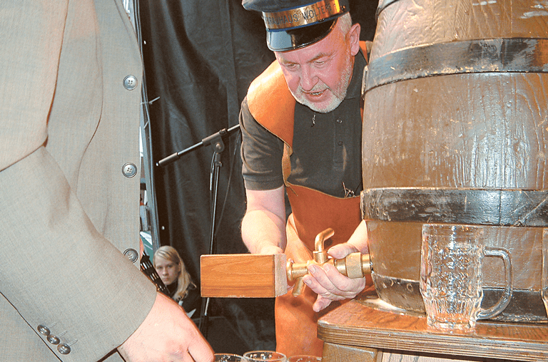 Fassbieranstich auf dem Schöninger Altstadtfest, Archivbild aus 2004