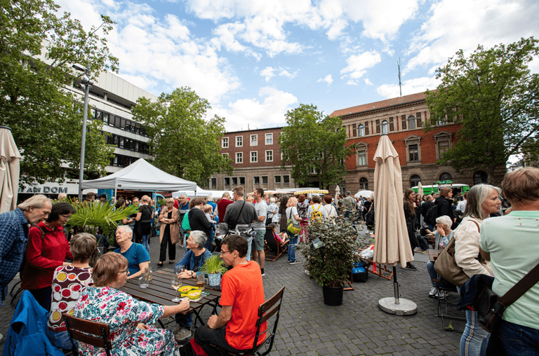 Viele Besucher auf dem Braunschweiger Abendmarkt am Platz der Deutschen Einheit