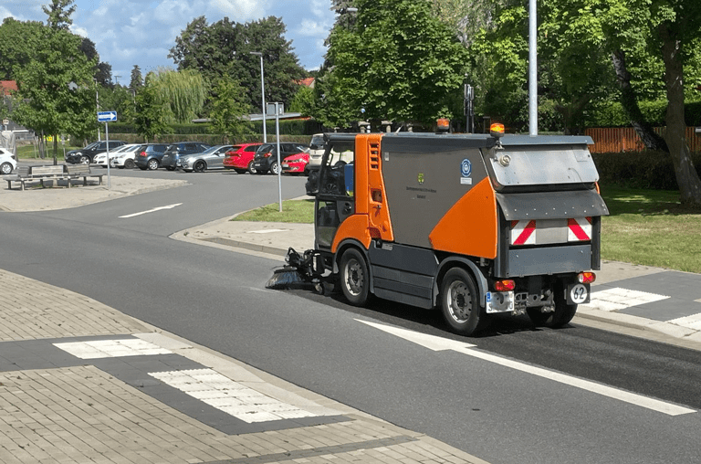 Der Bauhof rückt mit der Kehrmaschine an