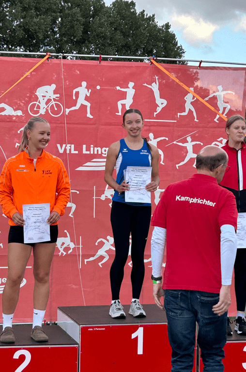 Charlotte Kirchner belegte bei den Landesmeisterschaften Männer, Frauen und Jugend U18 in Lingen den ersten Platz unter den weiblichen U18 Hammerwerferinnen