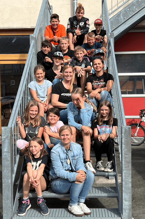 Ackerfest-Kids-Crew Gruppenbild auf einer Treppe