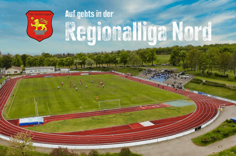 Luftaufnahme des Elmstadions SChöningen während eines Spiels mit Schriftzug Auf gehts in der Regionalliga Nord