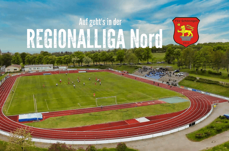 Luftaufnahme des Elmstadions SChöningen während eines Spiels mit Schriftzug Auf gehts in der Regionalliga Nord