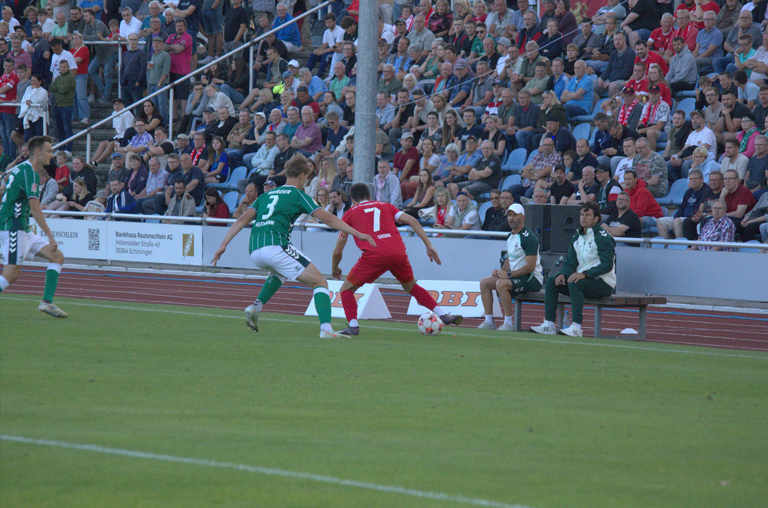 Christian Skoda (rotes Trikot) schirmt an der Seitenlinie gekonnt den Ball ab. Trotz guter Leistung von ihm und seinen Mitspielern ging das Spiel gegen die Bremer unglücklich verloren