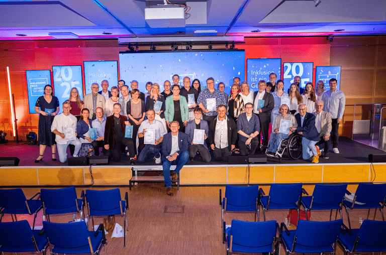 Die Preisträger des Inklusionspreises des Landessportbundes Niedersachsen posierten freudestrahlend für ein Gruppenfoto. Foto: Axel Herzig