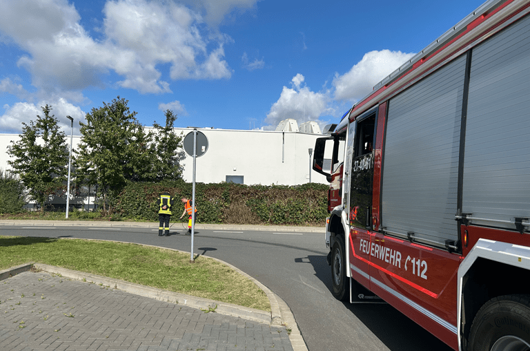 Feuerwehrleute reinigen Ölspur