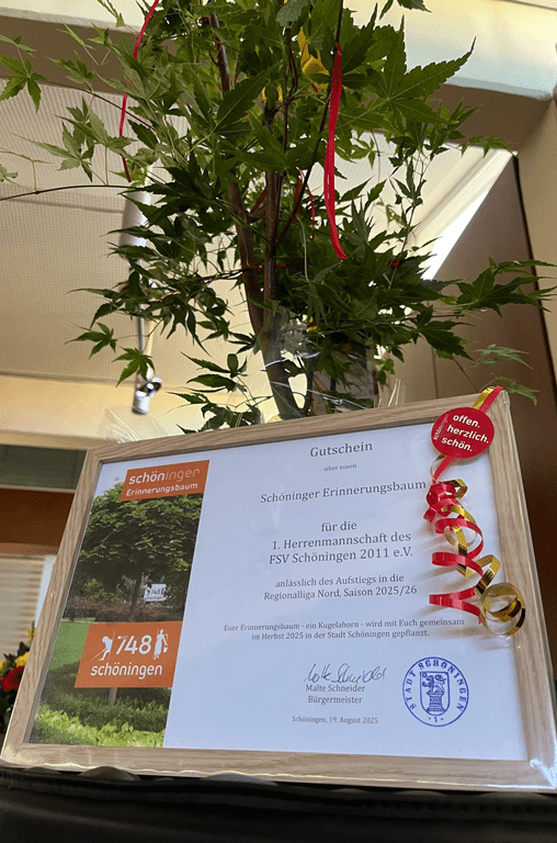 Als Geschenk wird ein baum mit einer FSV-Plakette gepflanzt
