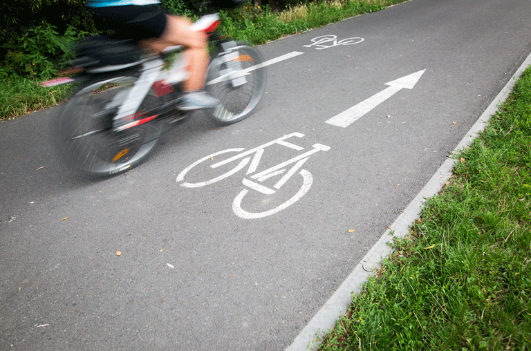 Der Radweg zwischen Groß Denkte und der Landesgrenze zu Sachsen-Anhalt wird erneuert. Dazu muss auch teils die B79 gesperrt werden.
