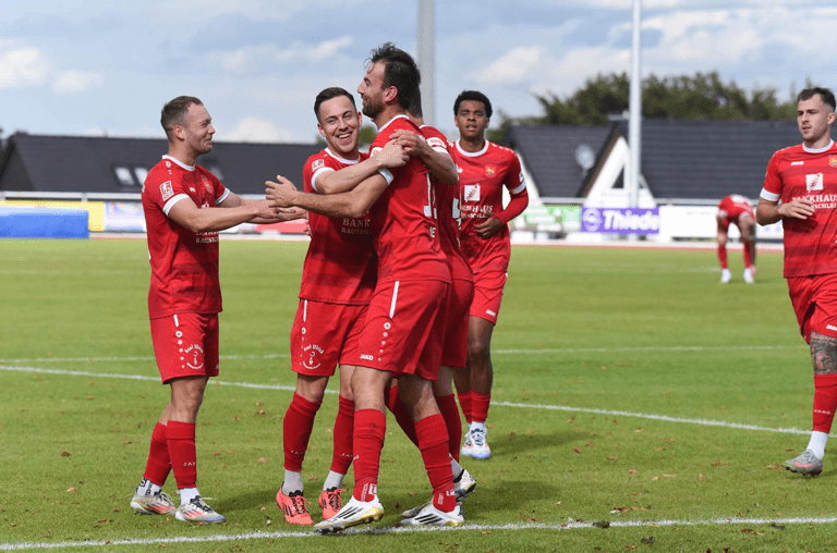 Torjäger Christian Beck (Bildmitte) wird von seinen Mannschaftskollegen nach seinem Kopfballtreffer zum zwischenzeitlichen 2:0 gefeiert
