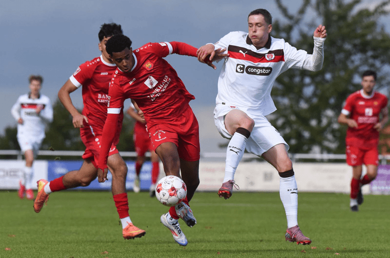 Angreifer Jordi Njoya (am Ball) zeigte beim 3:1-Sieg der FSV Schöningen gegen St. Pauli II eine starke Leistung und trug mit seinen Tempoläufen maßgeblich zum Sieg bei