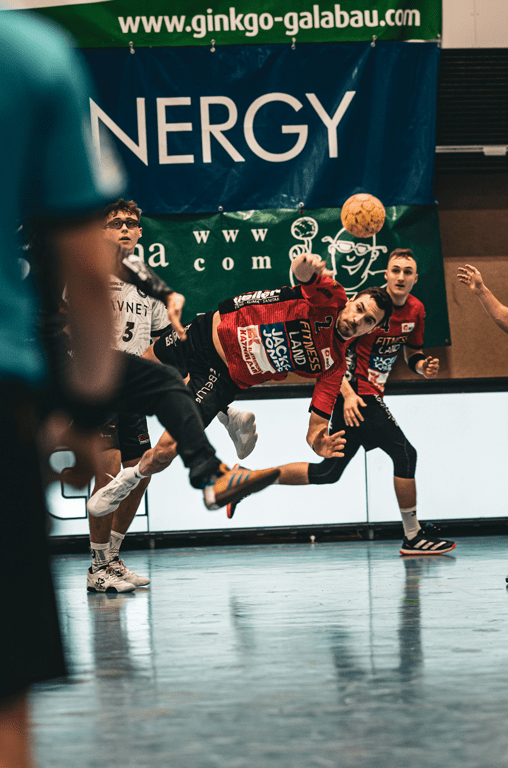 Tim Otto, hier in der Waagerechten beim Sprungwurf, steuerte beim klaren Sieg in Flensborg sechs Treffer bei. Foto: Lando Reinberger