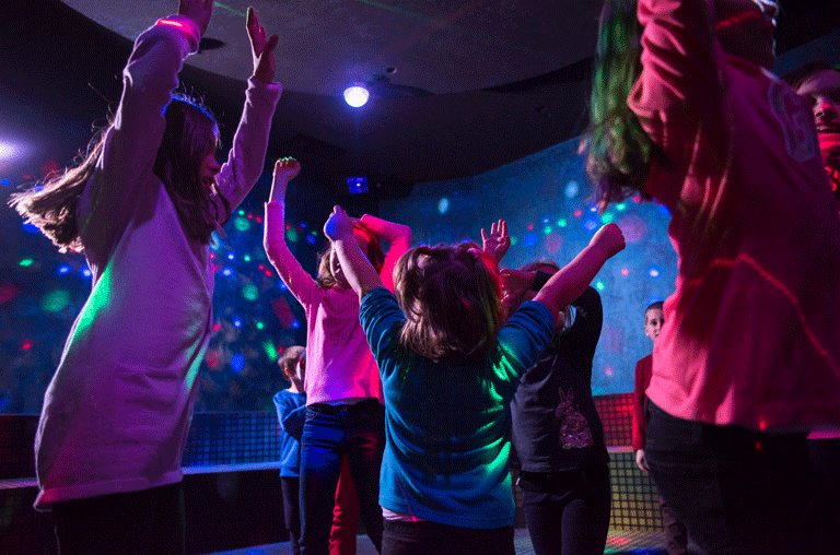 Der Burschenhof Sickte verwandelt sich zweimal für eine Kinderdisco in einen bunten Mitmach-Hotspot mit kindgerechter Partystimmung.