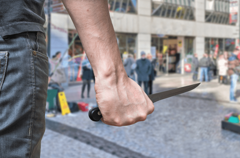 Mann mit Messer in Stadt, Polizei Blaulicht Meldung